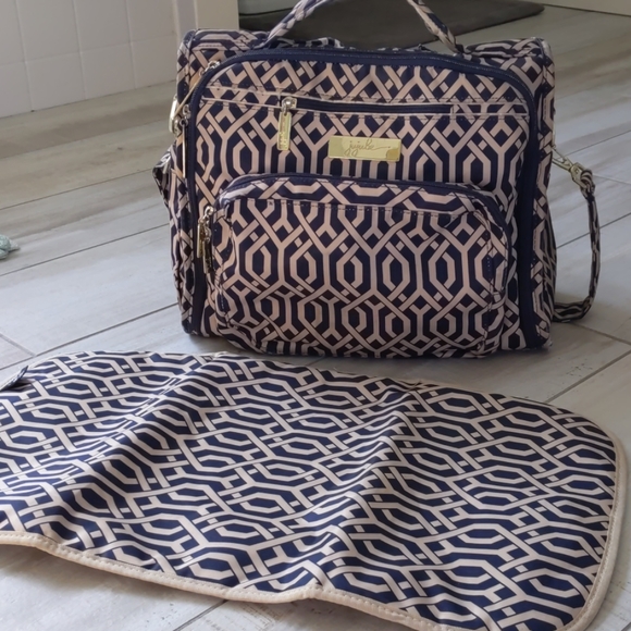 Jujube B.F.F diaper bag & changing pad - Picture 3 of 8